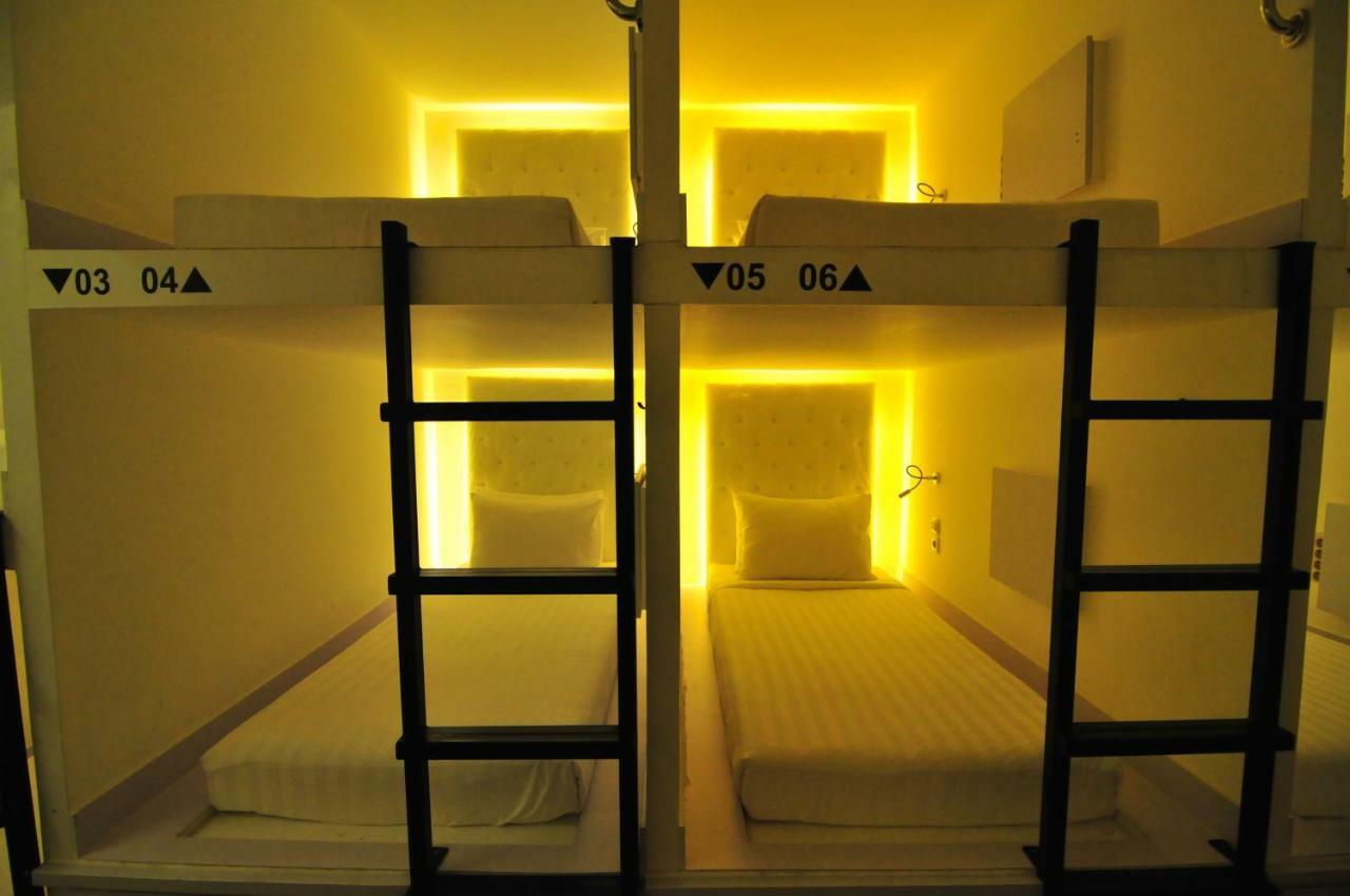 Capsule Hostel Old Batavia Джакарта Экстерьер фото